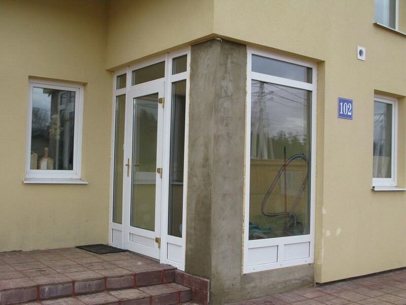 Пластиковые входные двери в частный дом со стеклом образцы